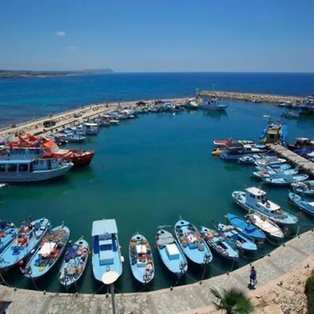 How To Rent Your Own Private Luxury Holiday In For Less Than Basic Hotel, 1255 فيلة