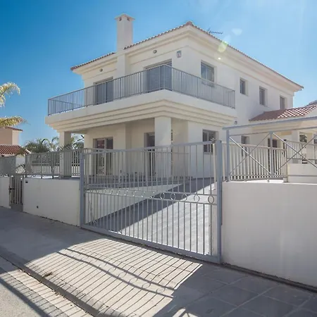 How To Rent Your Own Private Luxury Holiday In For Less Than Basic Hotel, 1255