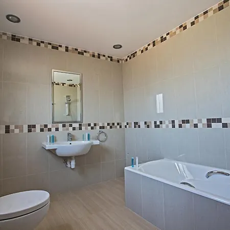 How To Rent Your Own Private Luxury Holiday In For Less Than Basic Hotel, 1255